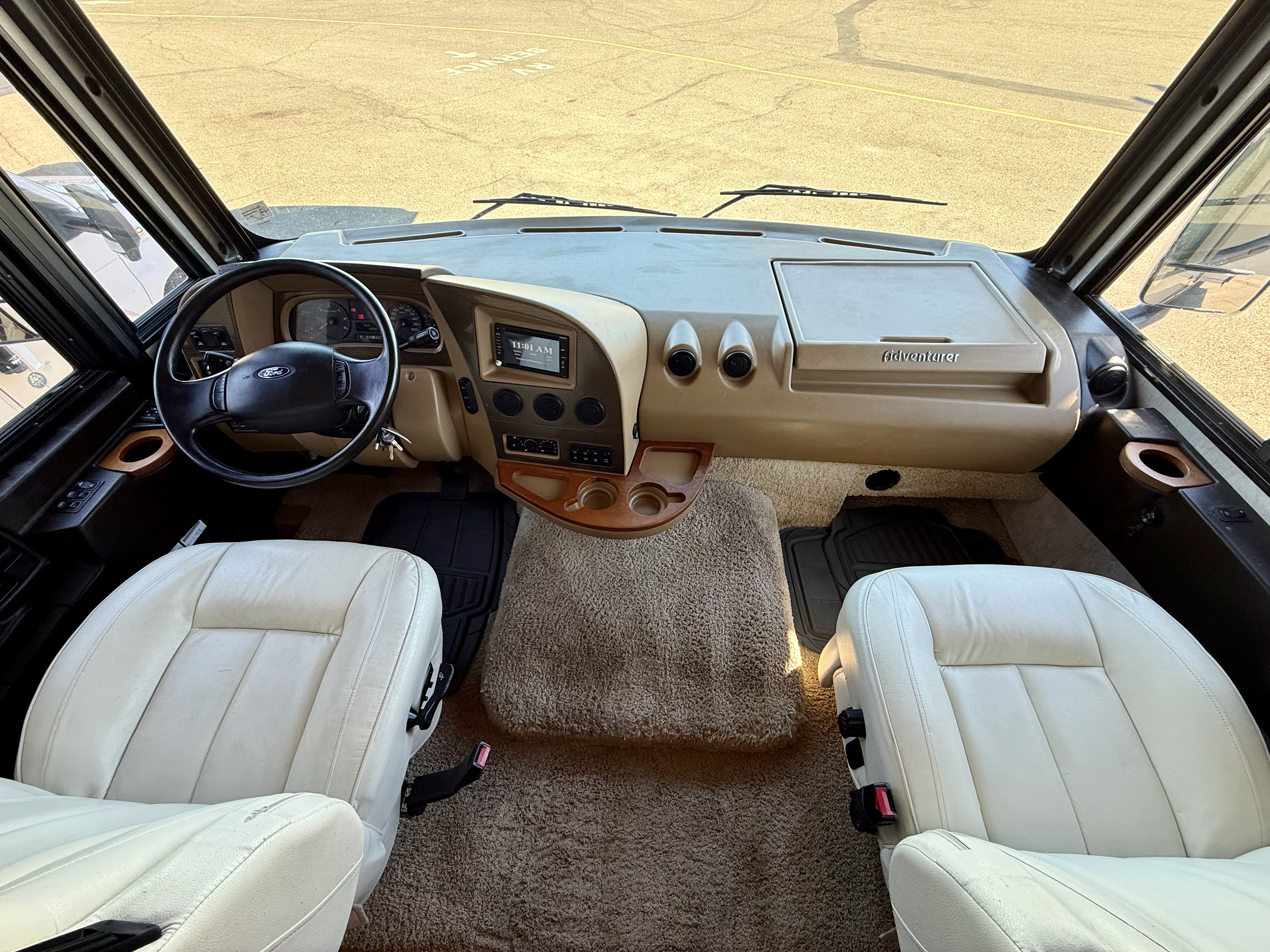 2015 Winnebago Adventurer 38Q - Image 9