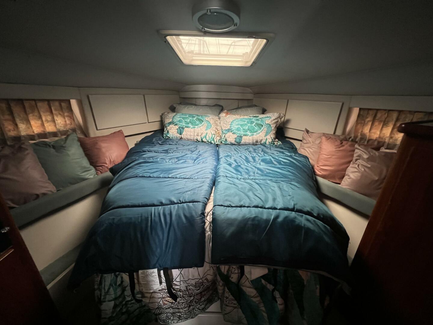 1994 Carver 370 Voyager - Image 11