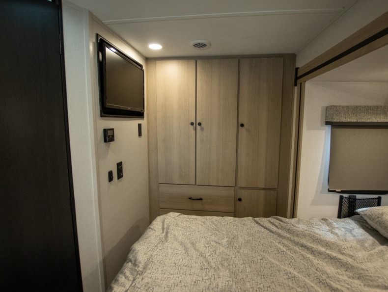 2025 Forest River Sunseeker 2400BDS - Image 12