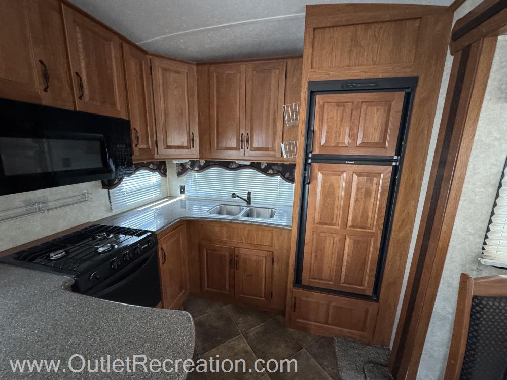2014 Keystone Montana Mountaineer 295RKD - Image 11
