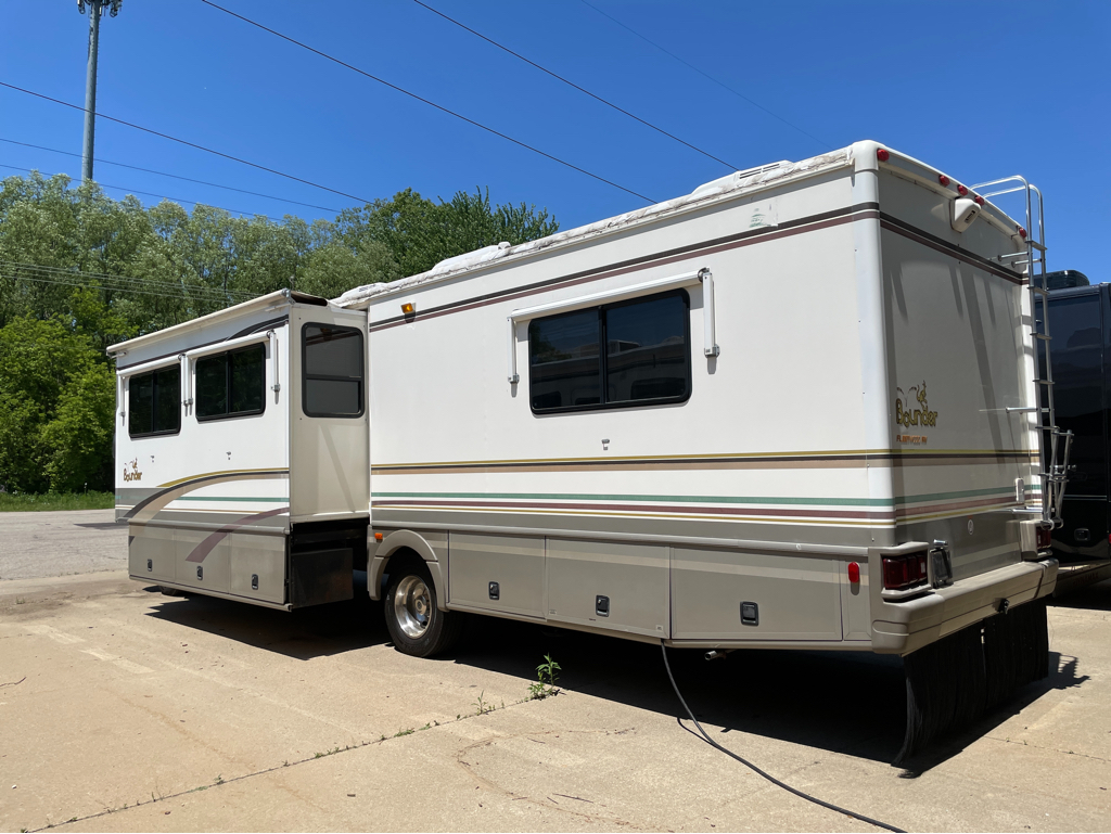 2000 Fleetwood Bounder 34T - Image 3