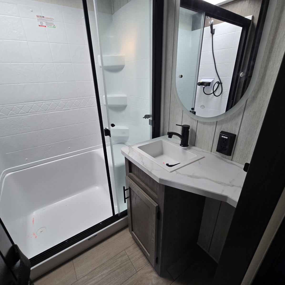 2026 CHEROKEE ARCTIC WOLF 3750 SUITE - Image 25