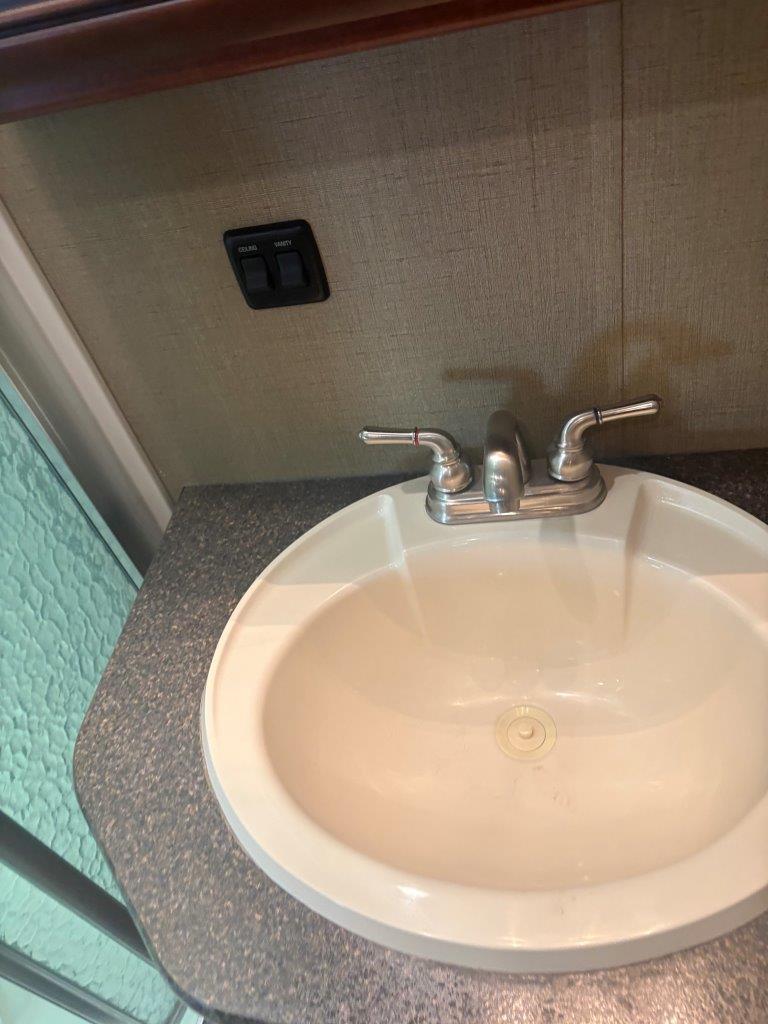 2014 Newmar Bay Star 3309 - Image 7