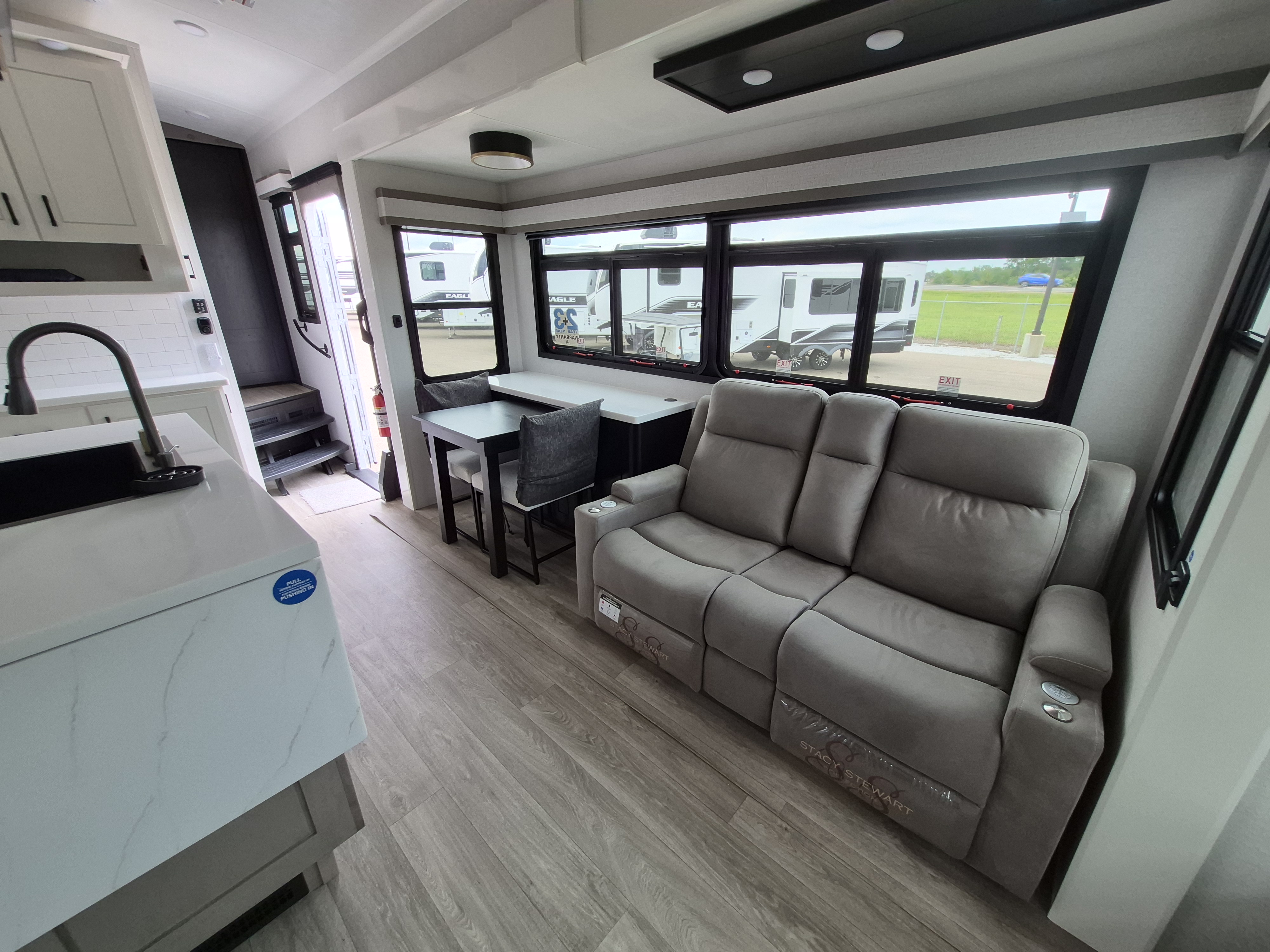 2027 JAYCO PINNACLE 32RLTS - Image 13