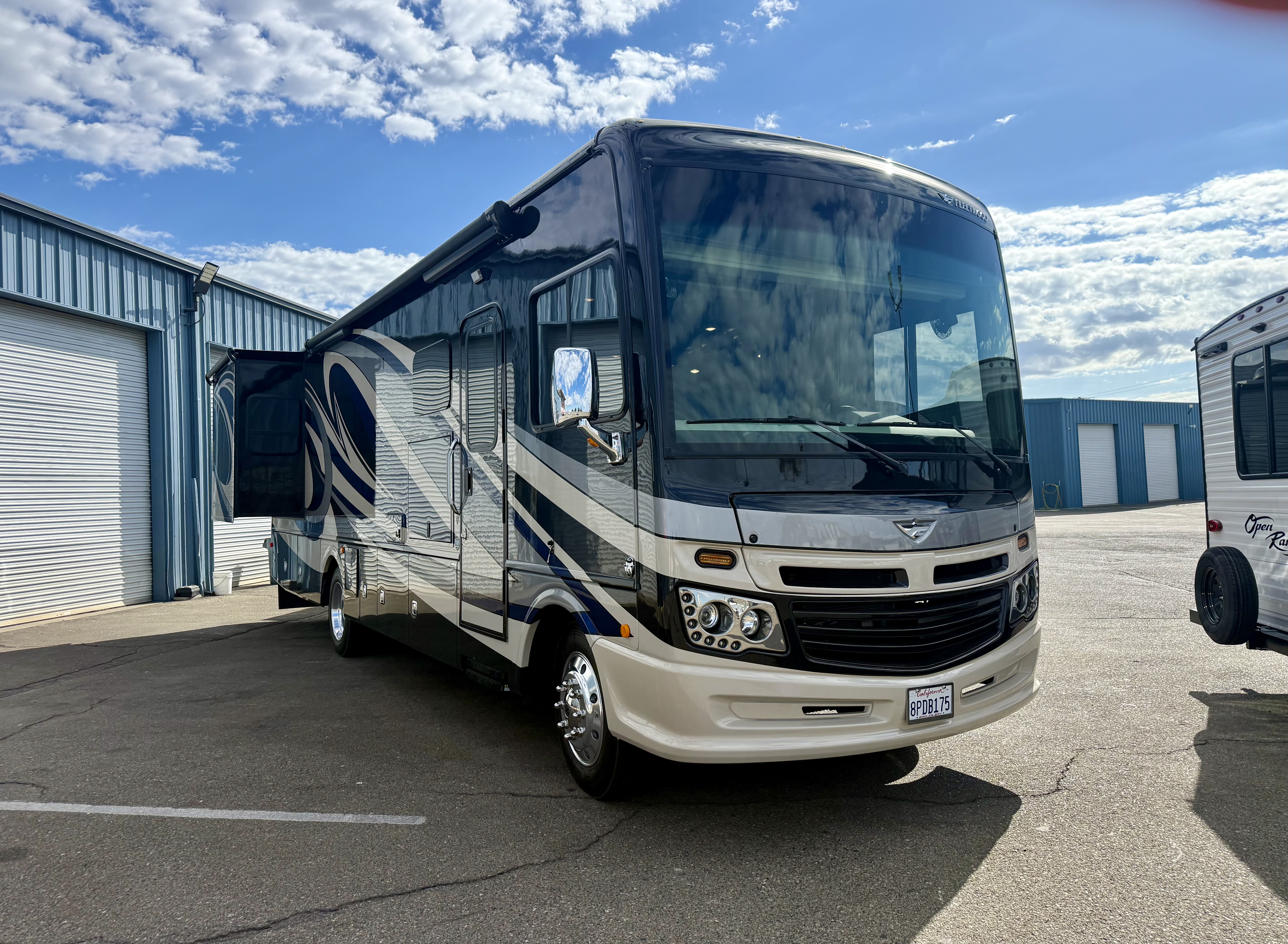 2018 Southwind 34C FULL BODY PAINT - Image 2