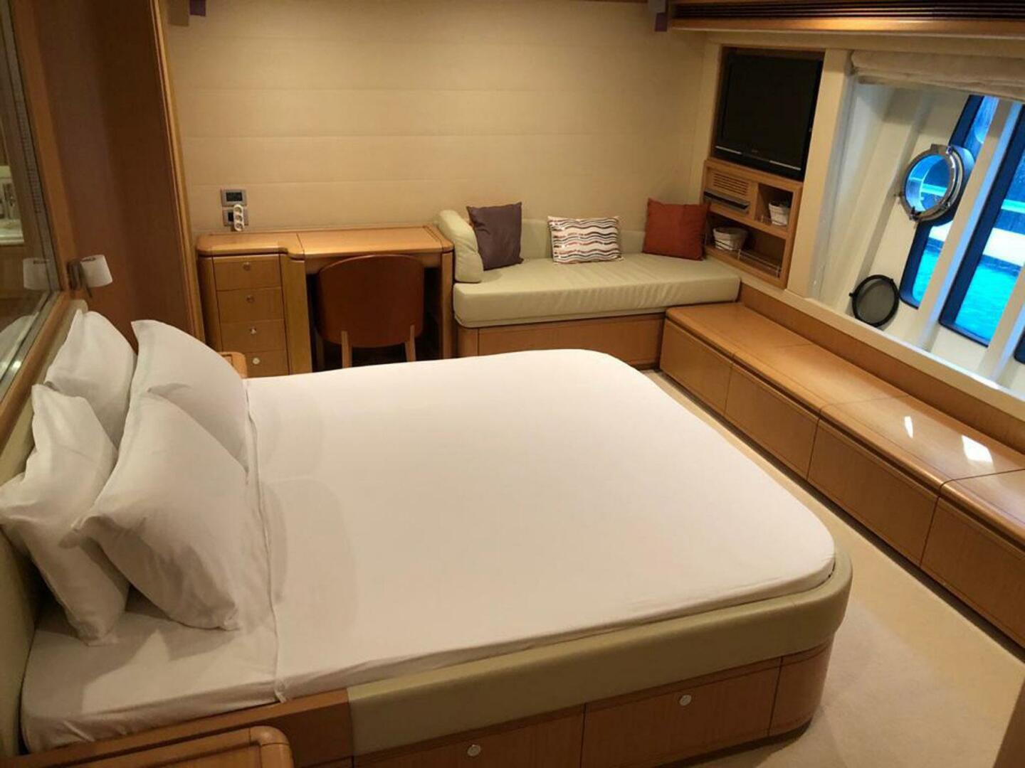 2008 Ferretti Yachts 830 - Image 9