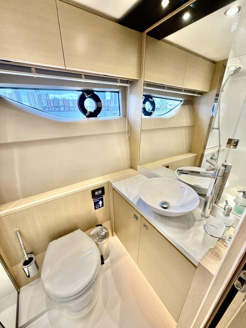 2017 Princess V58 - Image 31