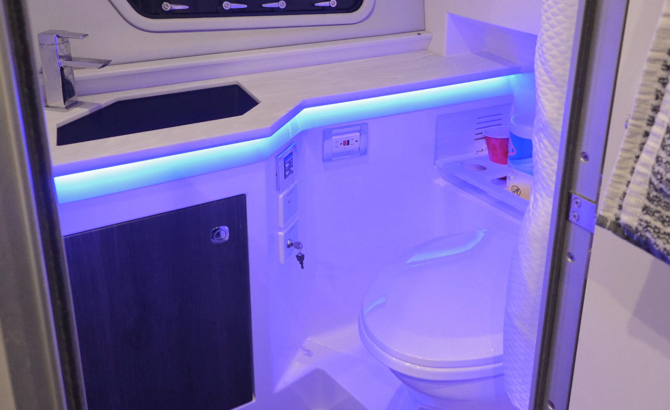 2021 FORMULA 38 SUPER SPORT CROSSOVER - Image 7