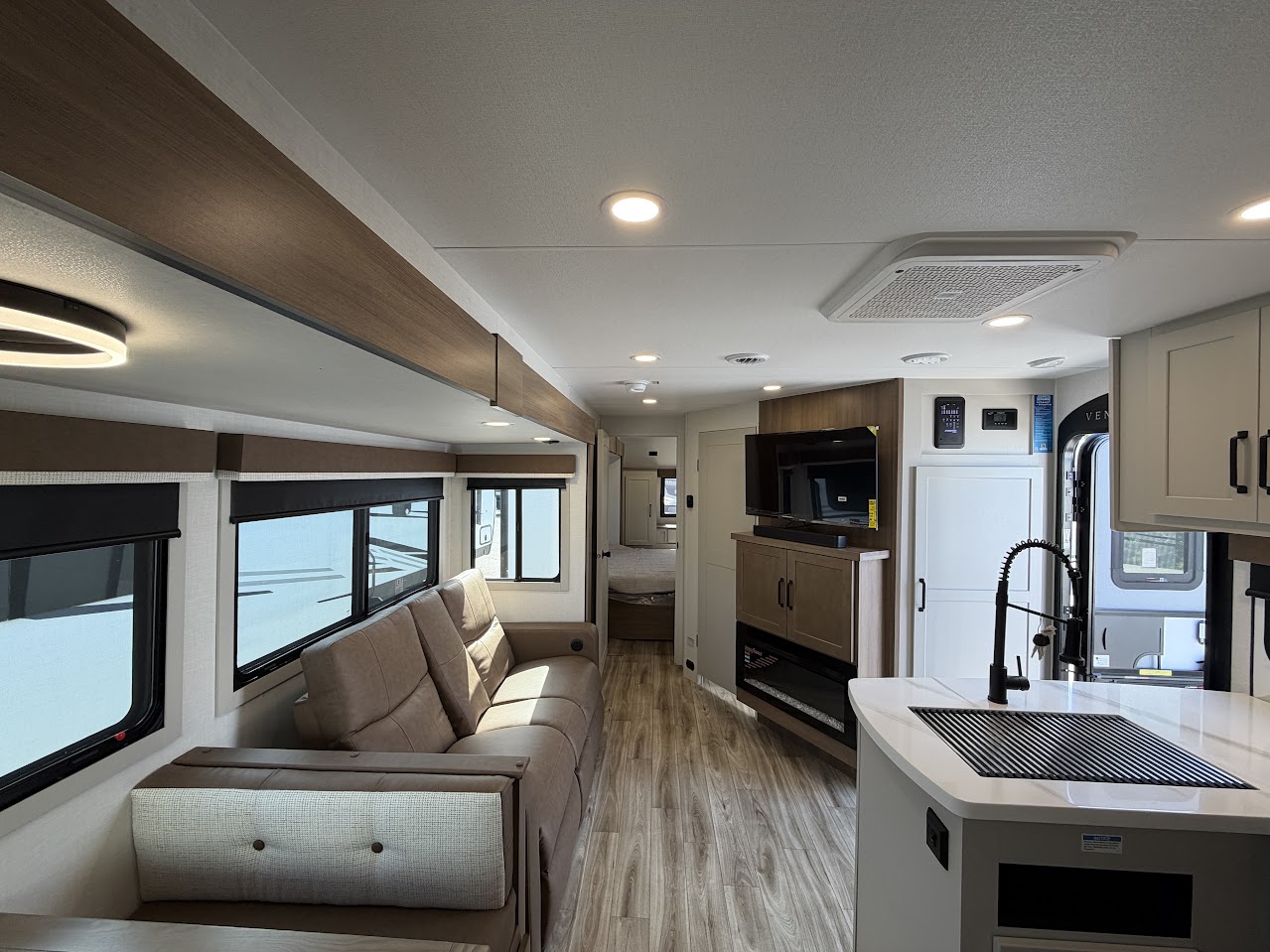 2027 VENTURE RV SPORTTREK 343VBH - Image 18