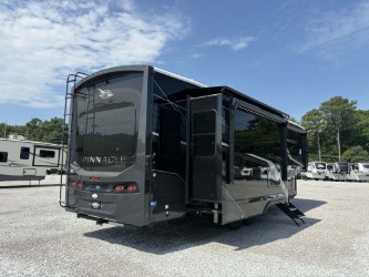 2027 JAYCO PINNACLE 32RLTS - Image 2