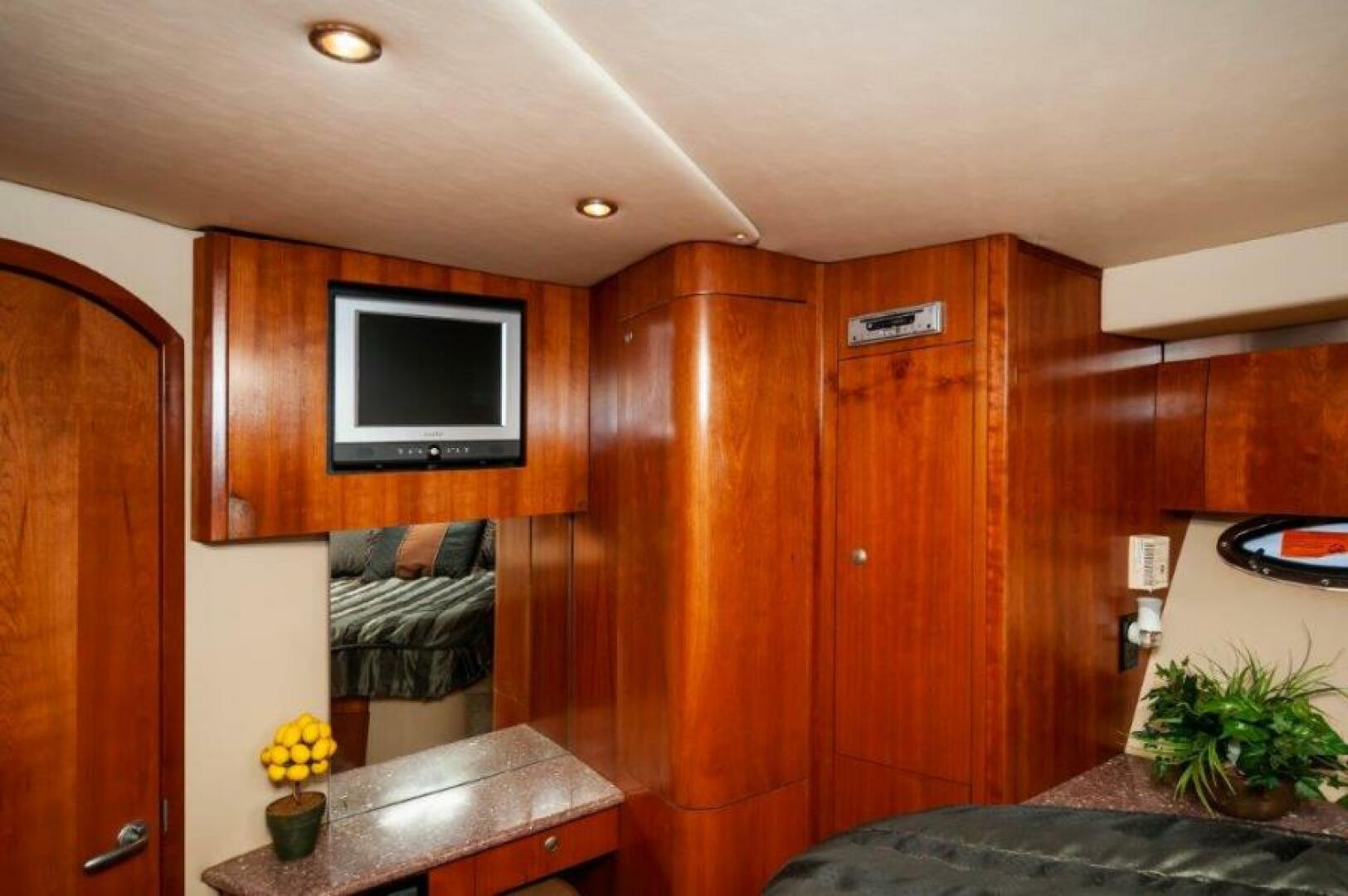 2006 Cruisers Yachts 477 Sport Sedan - Image 15