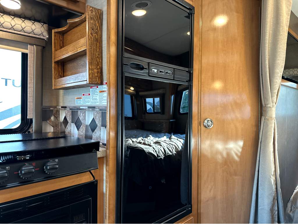 2018 THOR MOTOR COACH QUANTUM KM24 - Image 10