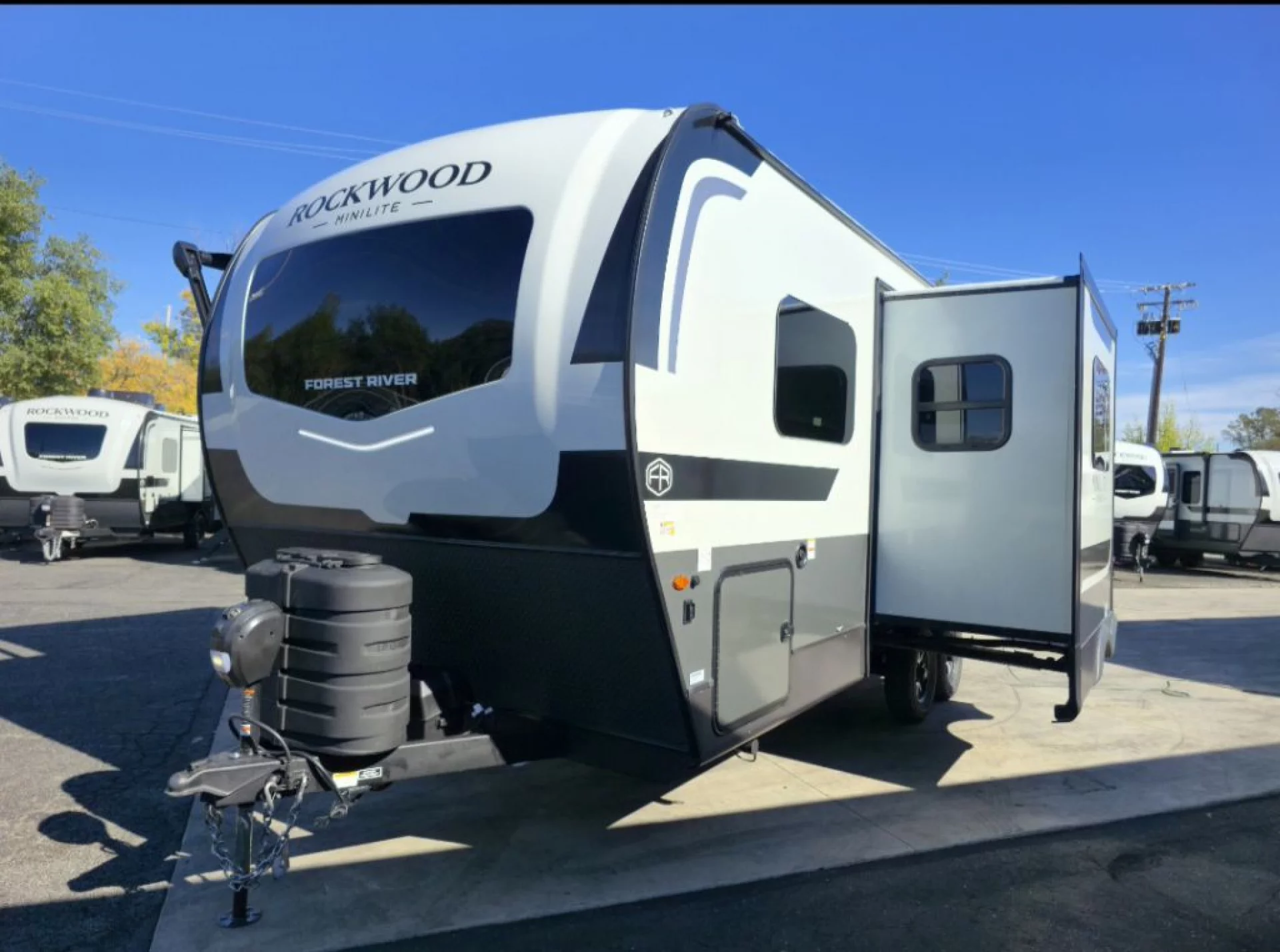 2026 FOREST RIVER ROCKWOOD MINI LITE 2205S - Image 6