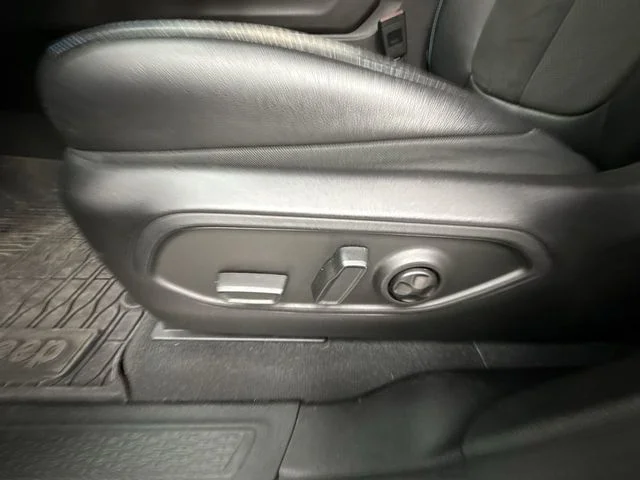 2024 Jeep Grand-Cherokee-L Laredo Altitude 4x4 - Image 12