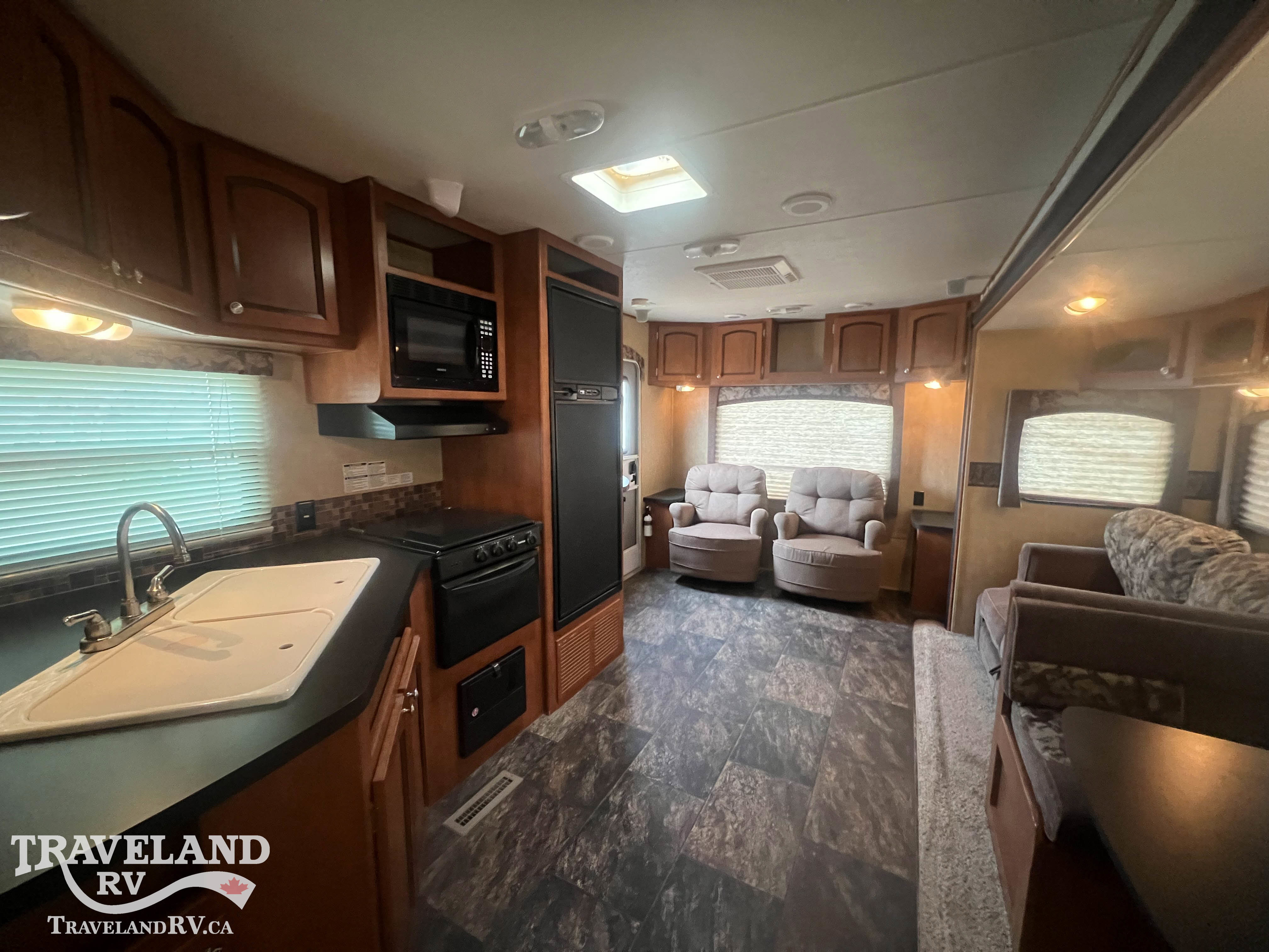 2013 COACHMEN SHASTA REVERE 27RLSS - Image 4