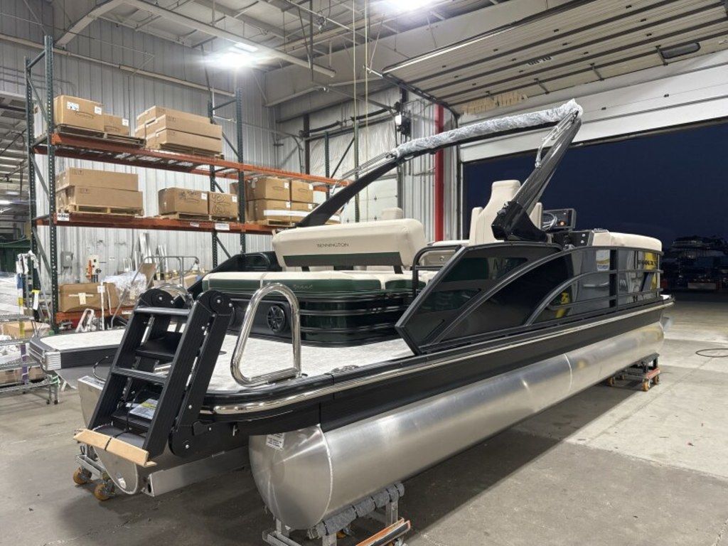 2026 Bennington 24MCSB Carbon Fiber Arch Tritoon Pontoon - Image 10