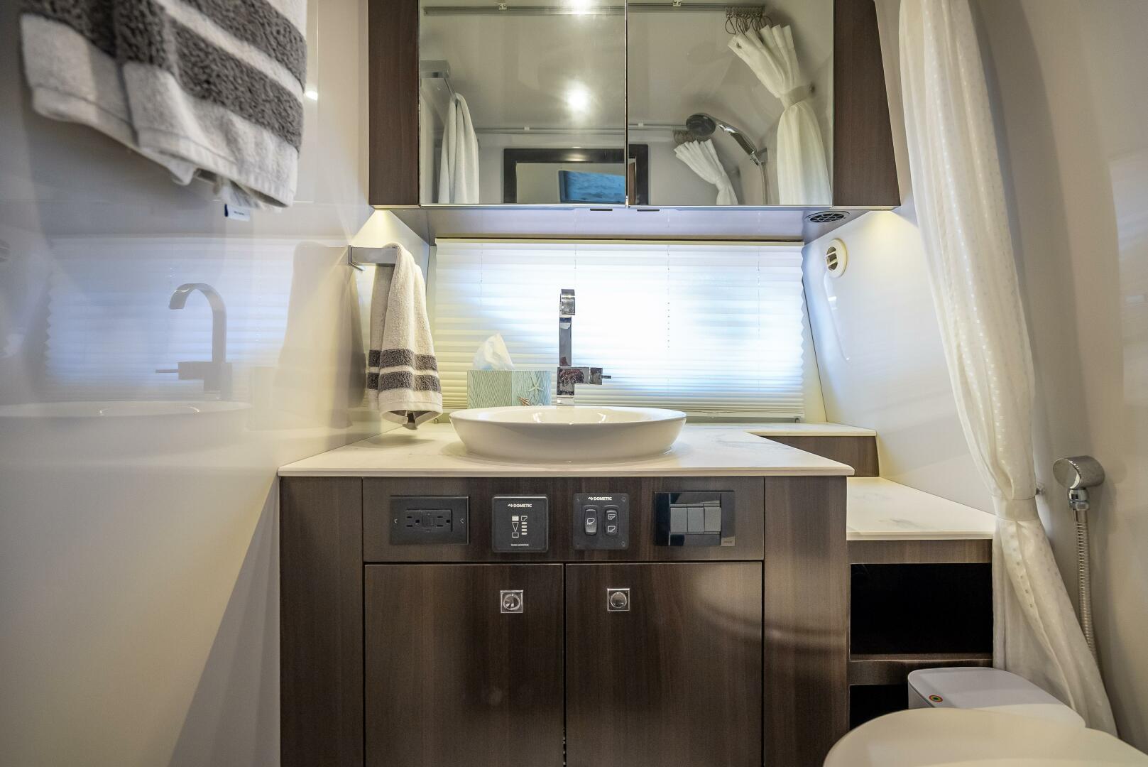 2022 Cruisers Yachts GLS OB - Image 37