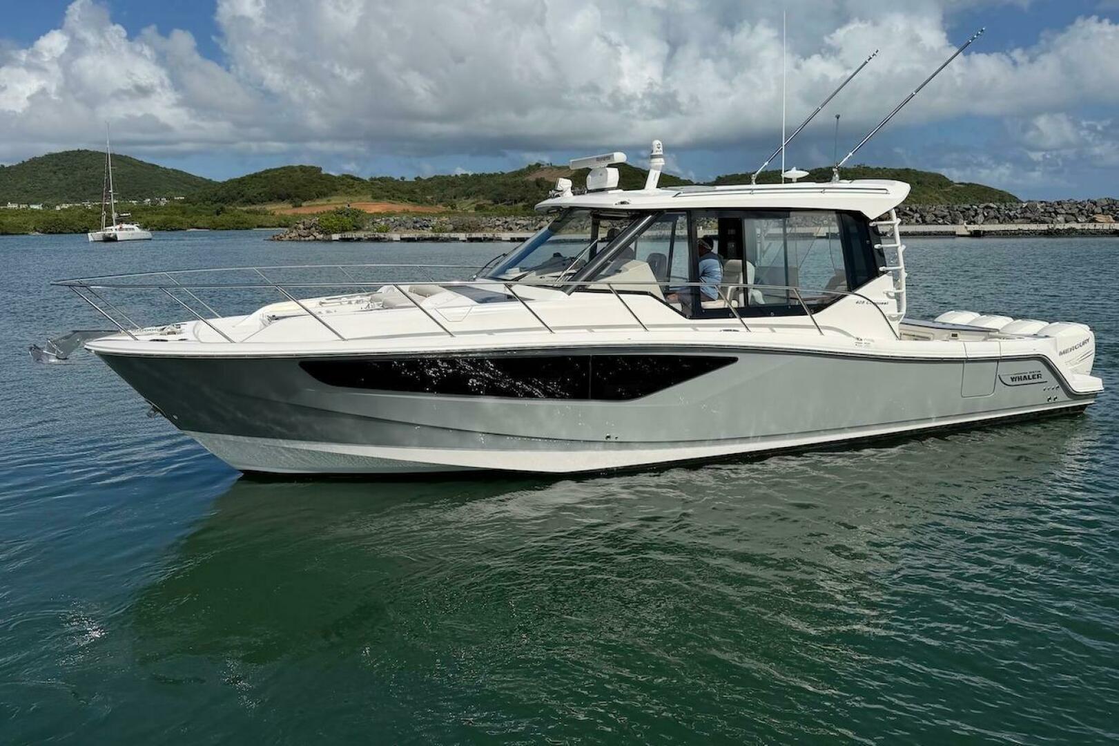 2021 Boston Whaler 405 Conquest - Image 13