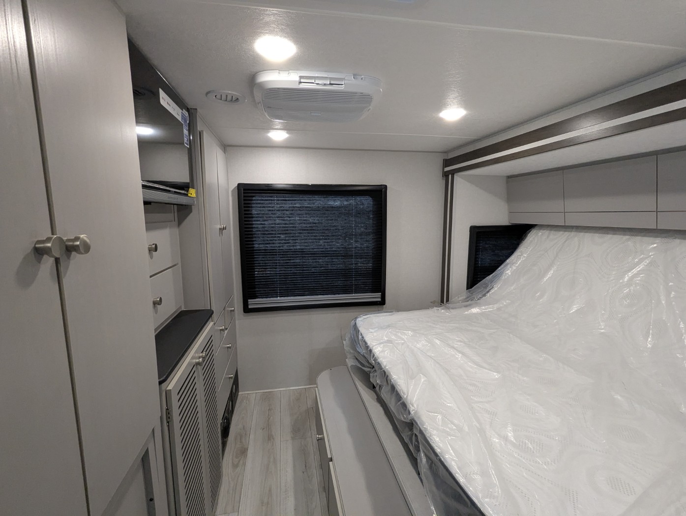 2026 Coachmen Entourage 330DS - Image 32