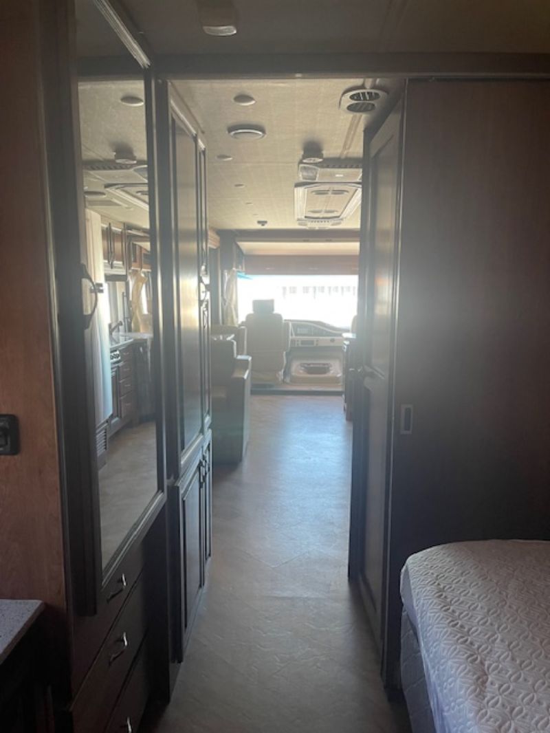 2017 Holiday Rambler Vacationer XE 34S - Image 21