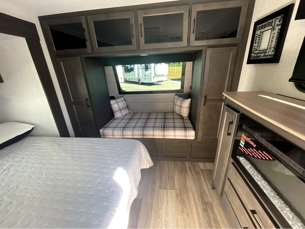 2026 VENTURE RV SPORTTREK 302VRD - Image 13
