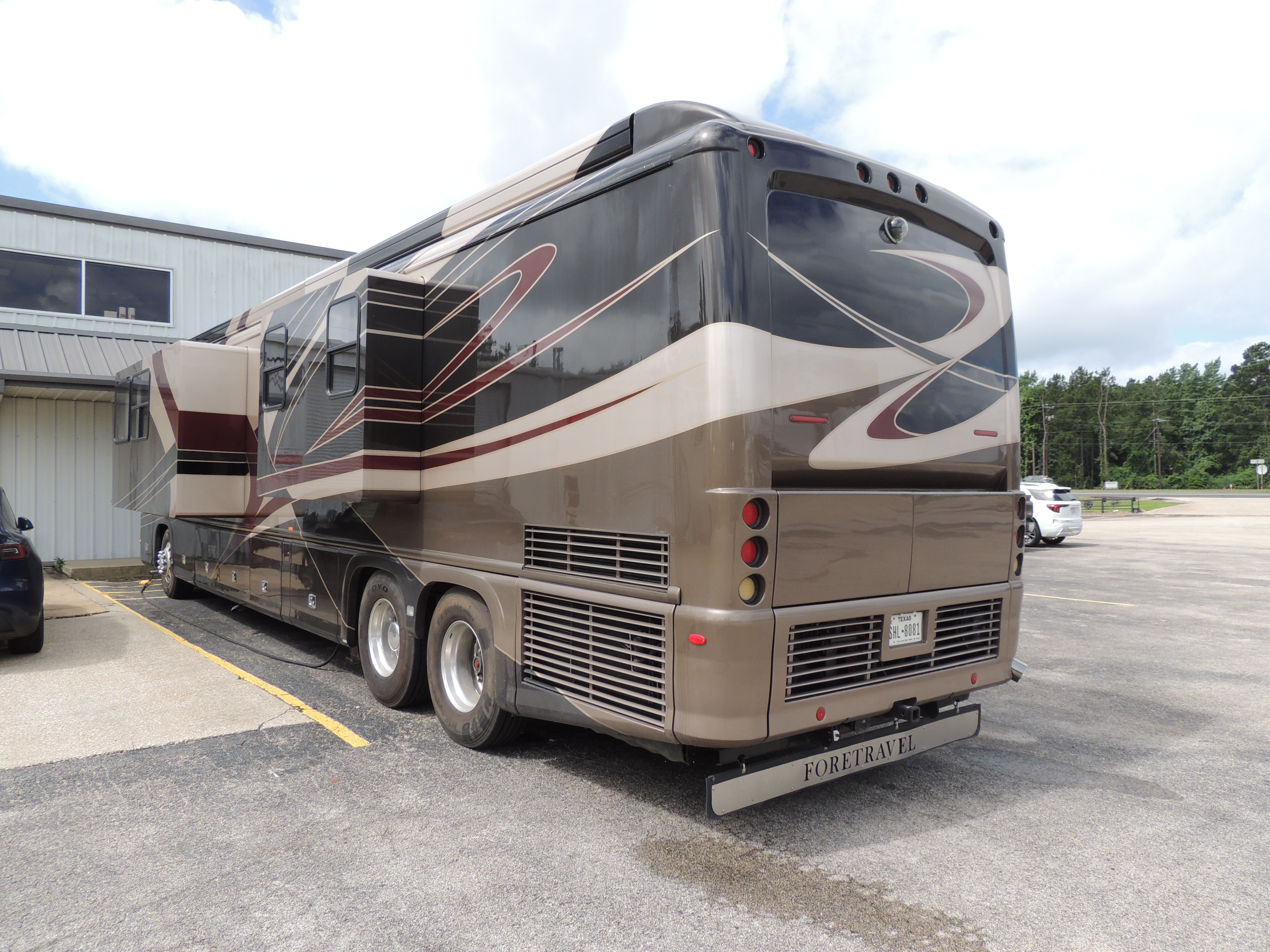 2010 Foretravel Phenix 45' Custom - exterior 3