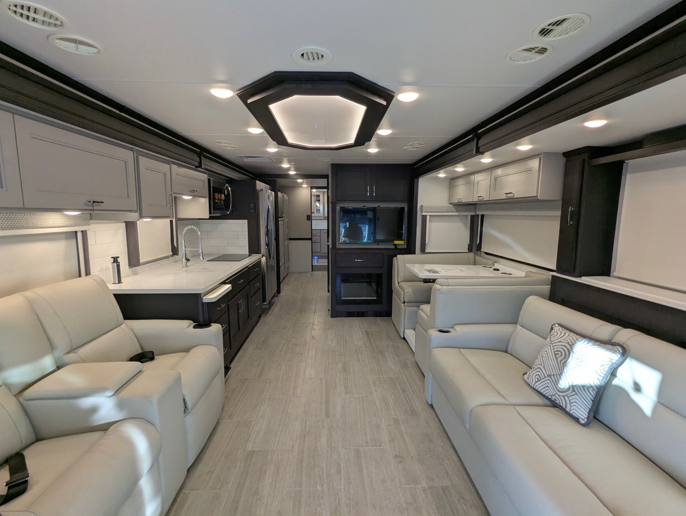2026 Thor Motor Coach Aria 3901 - Image 12