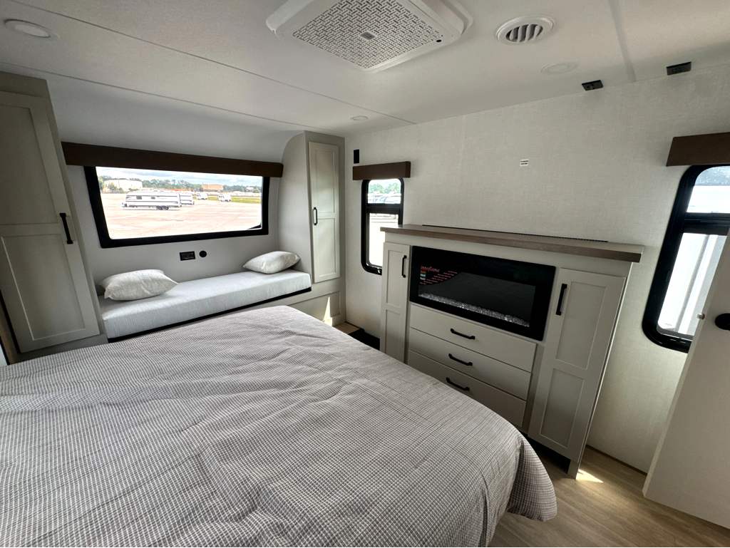 2027 VENTURE RV SPORTTREK 353VRK - Image 21