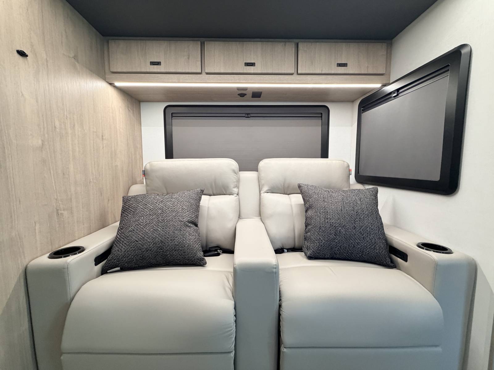 2026 Grand Design Lineage Series M 25FW - Image 16