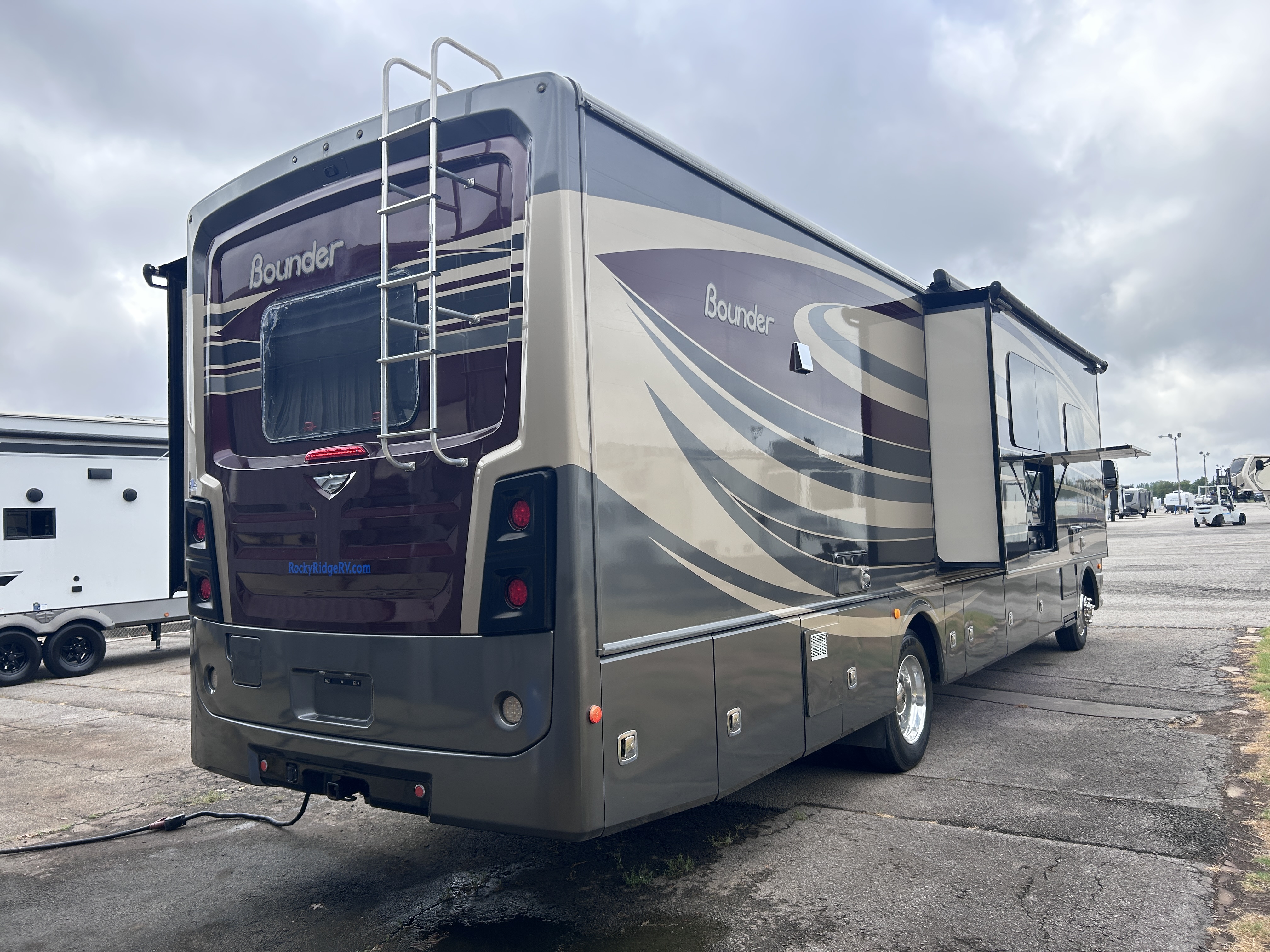 2017 Fleetwood Bounder 36Y - Image 8