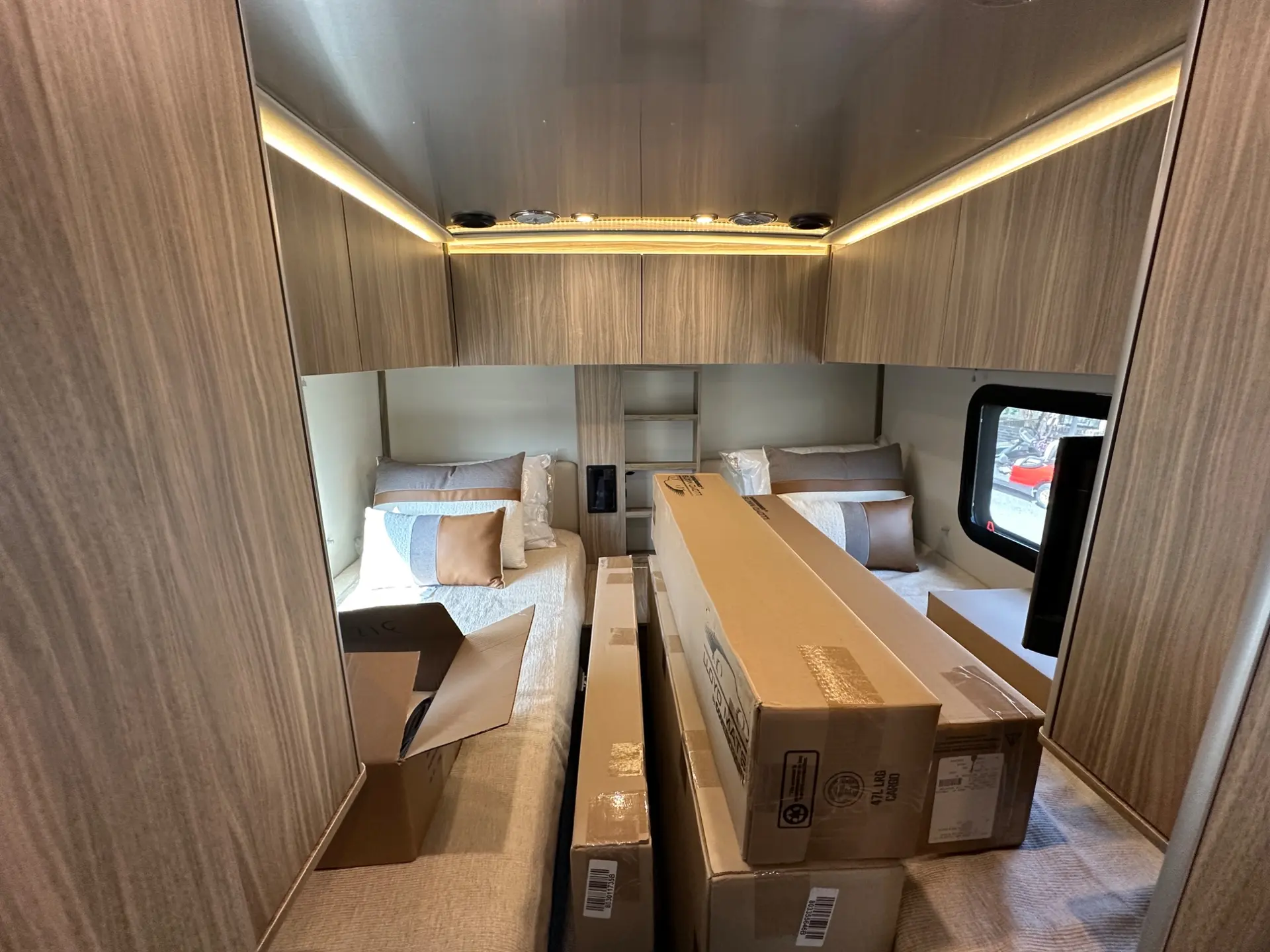 2027 Airstream Atlas 25RT - Image 27