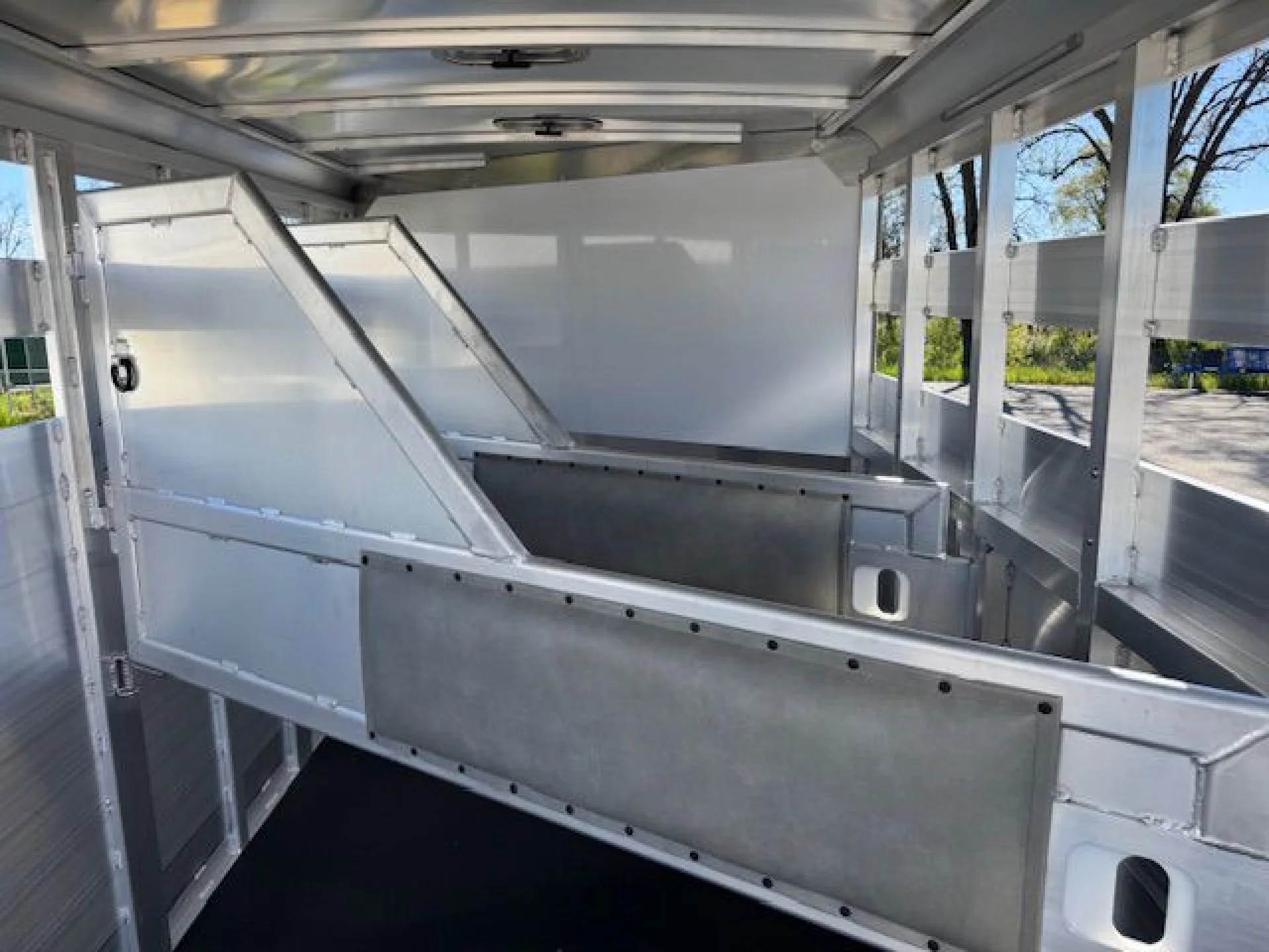 2026 FEATHERLITE FEATHERLITE 9651 3 HORSE SLANT PACKAGE B - Image 8