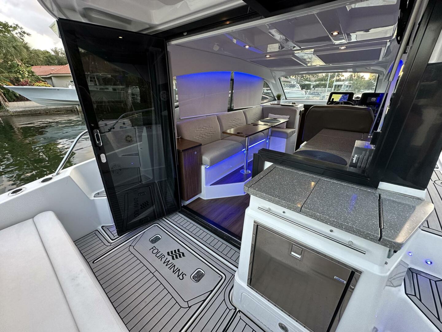 2020 Four Winns Vista 355 Coupe - Image 22