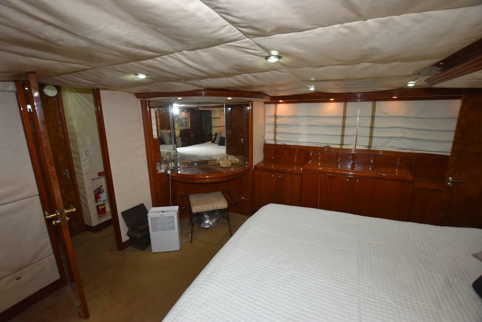 1998 Hatteras 74 Sportdeck - Image 7