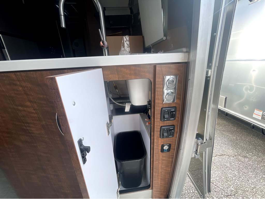 2026 AIRSTREAM GLOBETROTTER 27FBT - Image 15