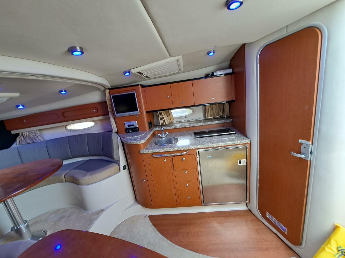 2005 Chaparral 330 Signature Cruiser - Image 11