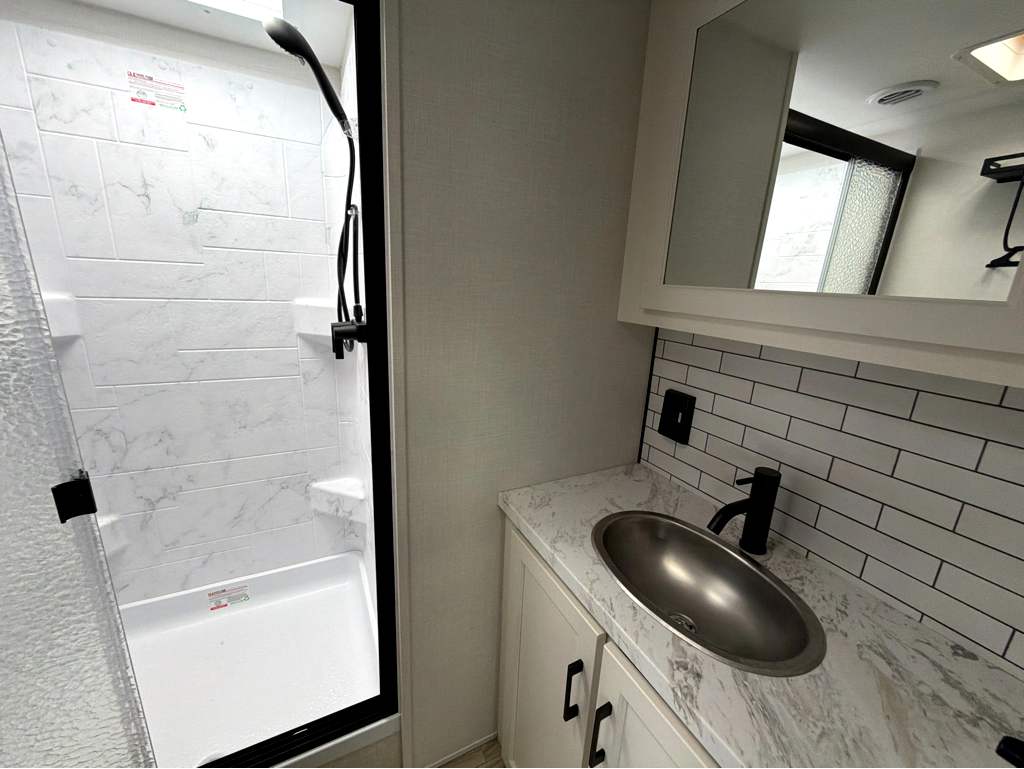 2027 VENTURE RV SPORTTREK 303VIK - Image 16