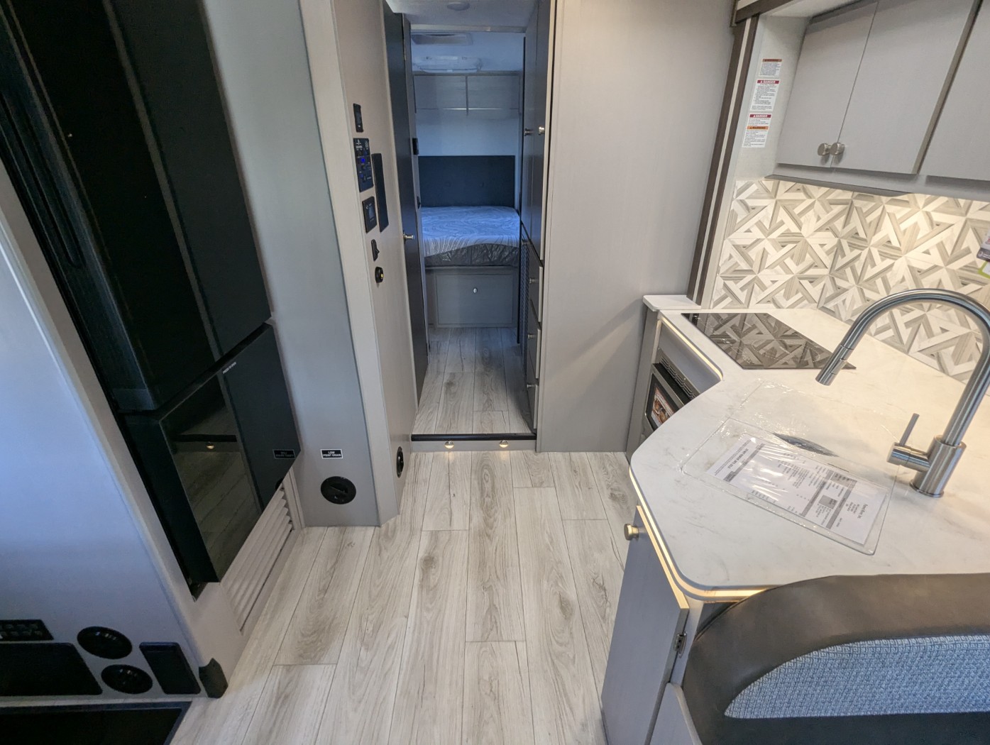 2026 Coachmen Entourage 320LV - Image 19