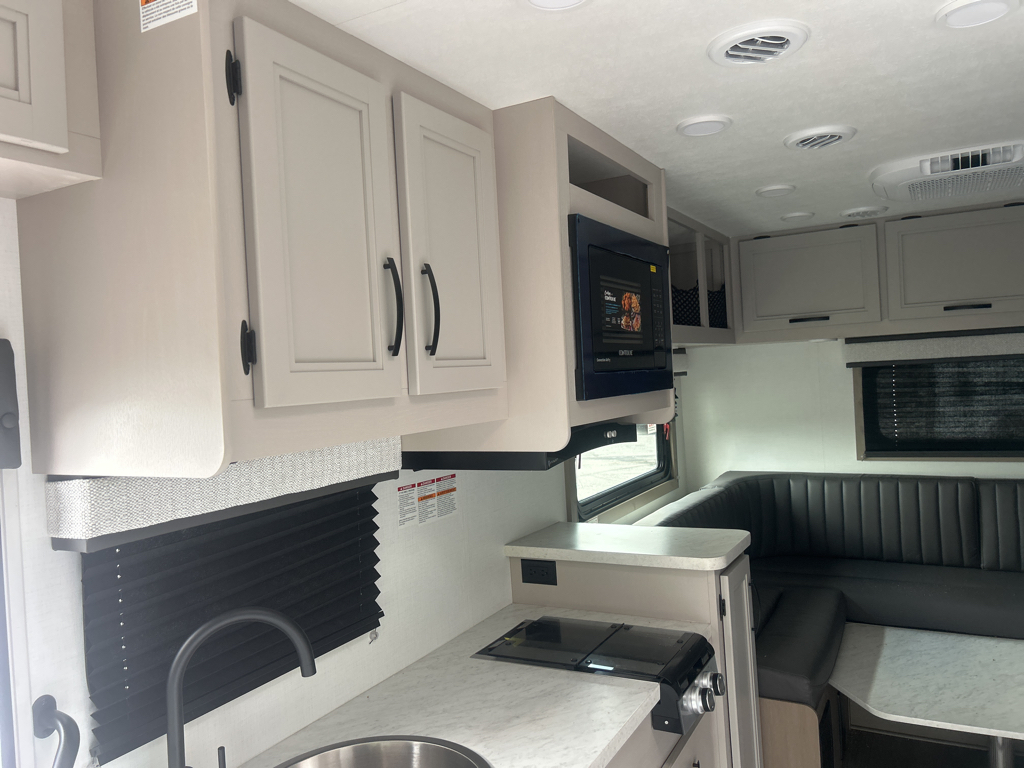 2027 ENTEGRA COACH ODYSSEY 20LF - Image 9
