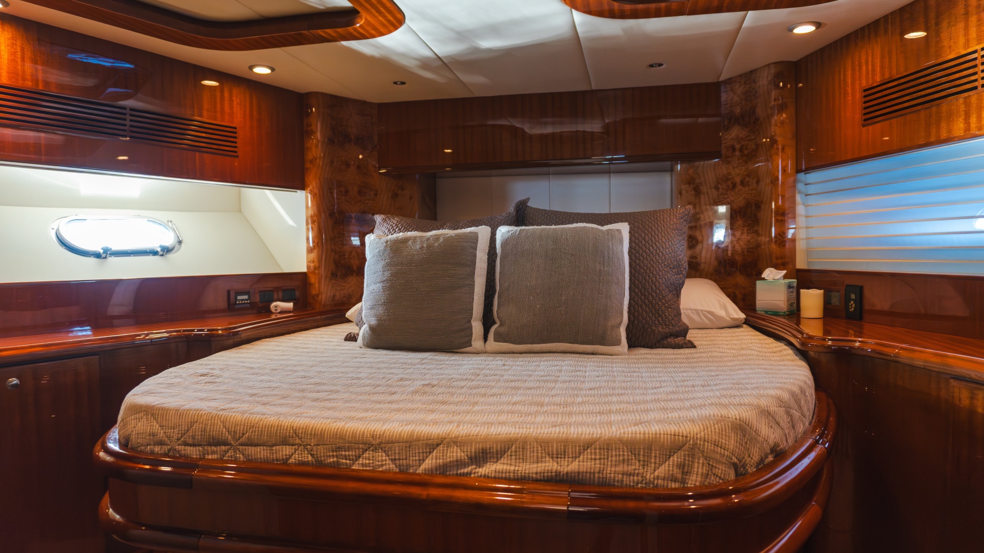 2012 McKinna 69 Skylounge - Image 17