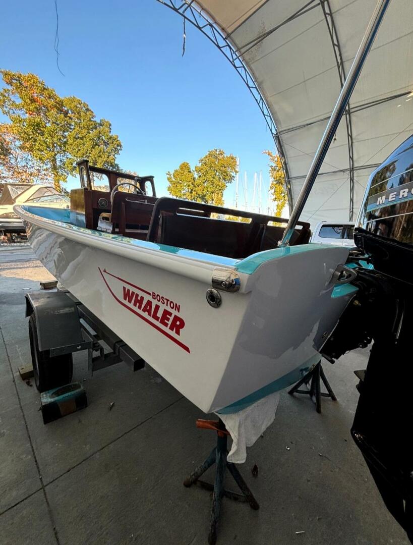 2017 Boston Whaler - Image 7