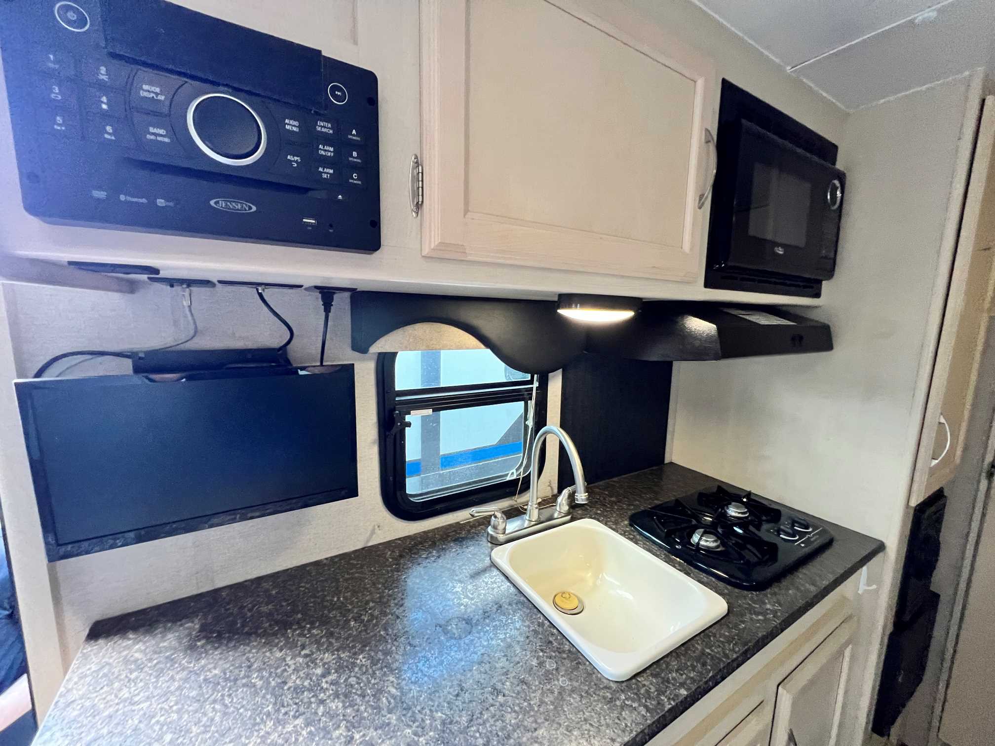 2018 Winnebago Micro Minnie 1700BH - Image 12