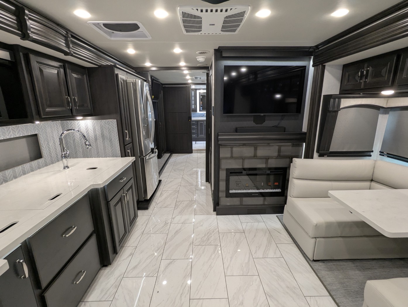 2026 Fleetwood Discovery 38W - Image 18