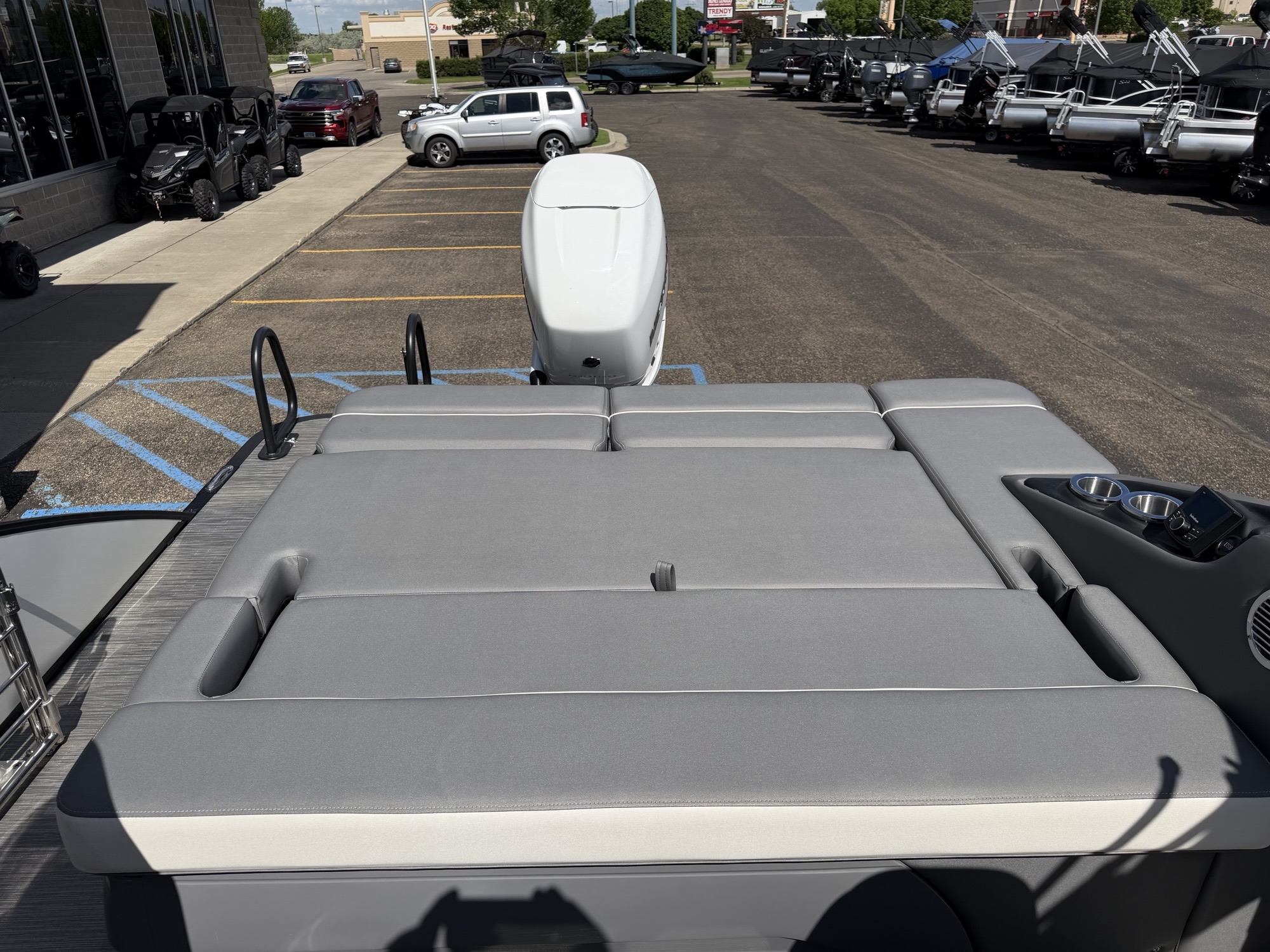2023 Bennington 25QSBA Swingback with Power Arch - Image 27