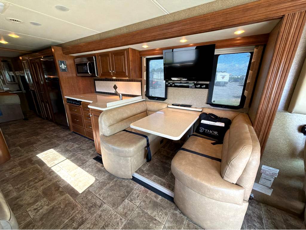 2014 THOR MOTOR COACH PALAZZO 33.2 - Image 11