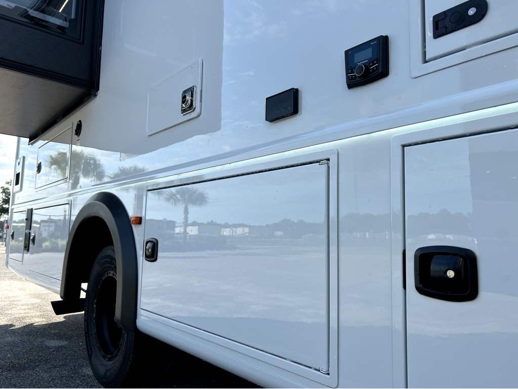 2026 GRAND DESIGN LINEAGE SERIES F 31ZW - Image 13