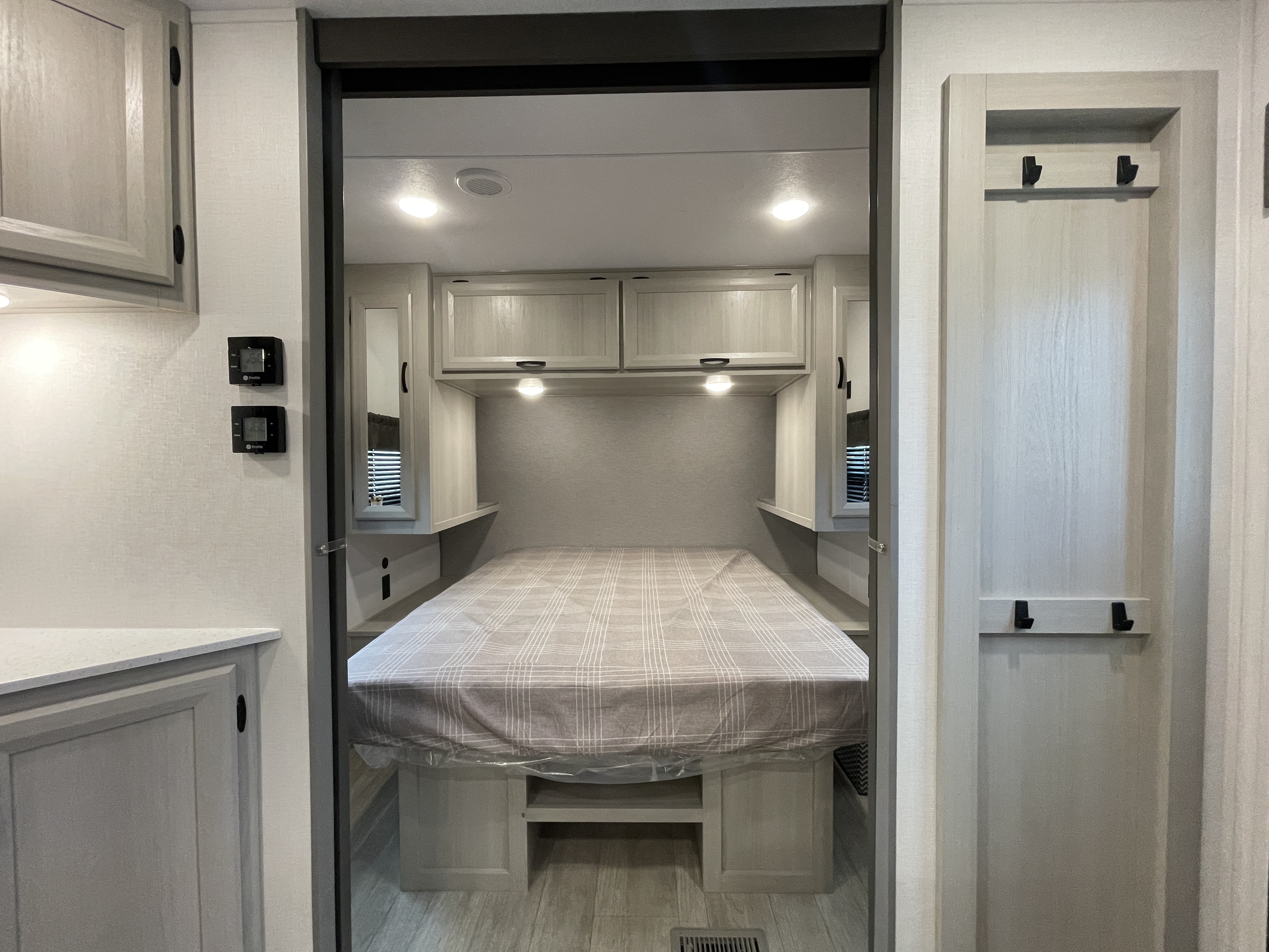 2027 Coachmen Catalina Legacy Edition 273DBHCK - Image 27