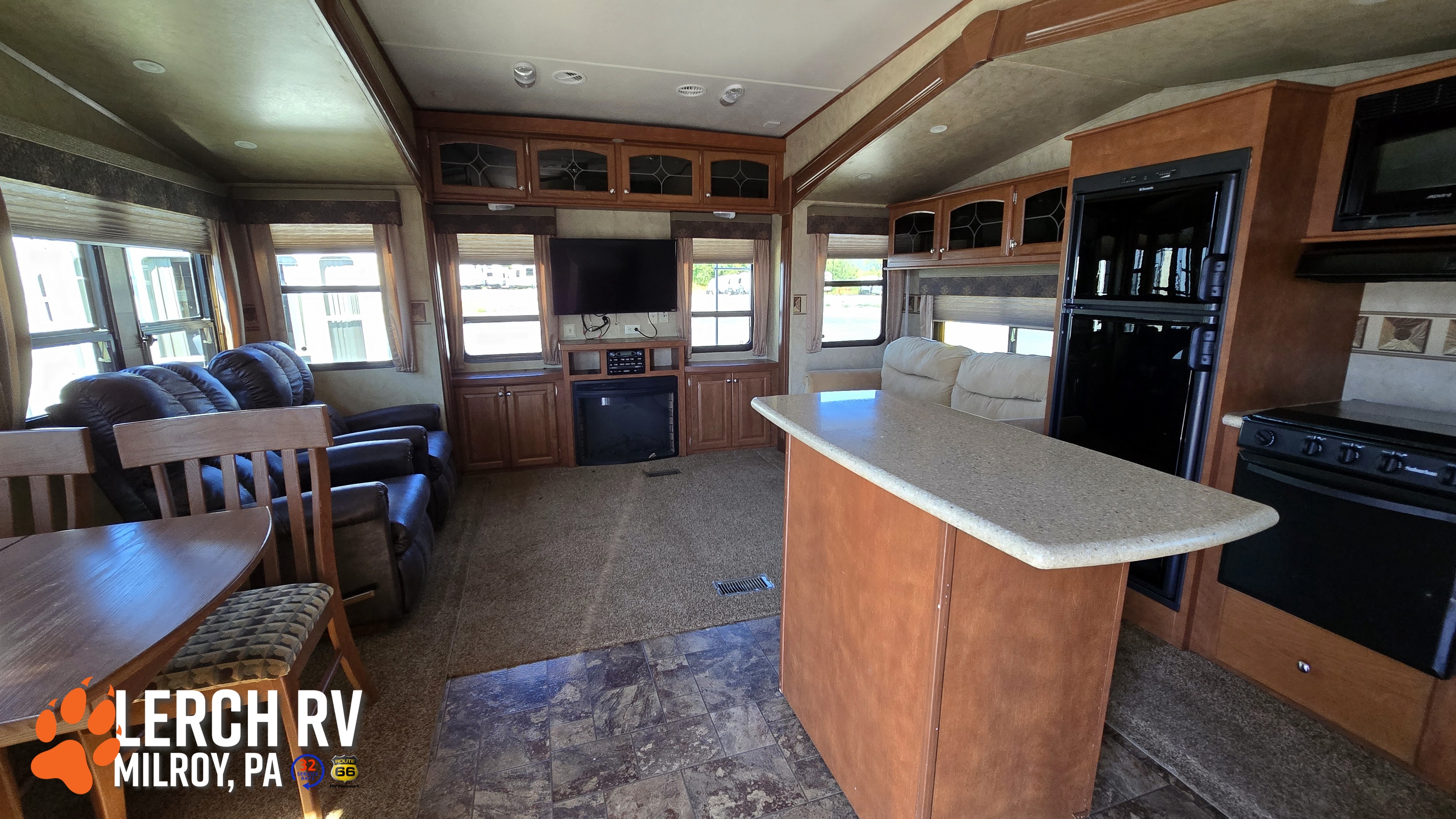2013 FOREST RIVER CEDAR CREEK SILVERBACK 29RE - Image 7