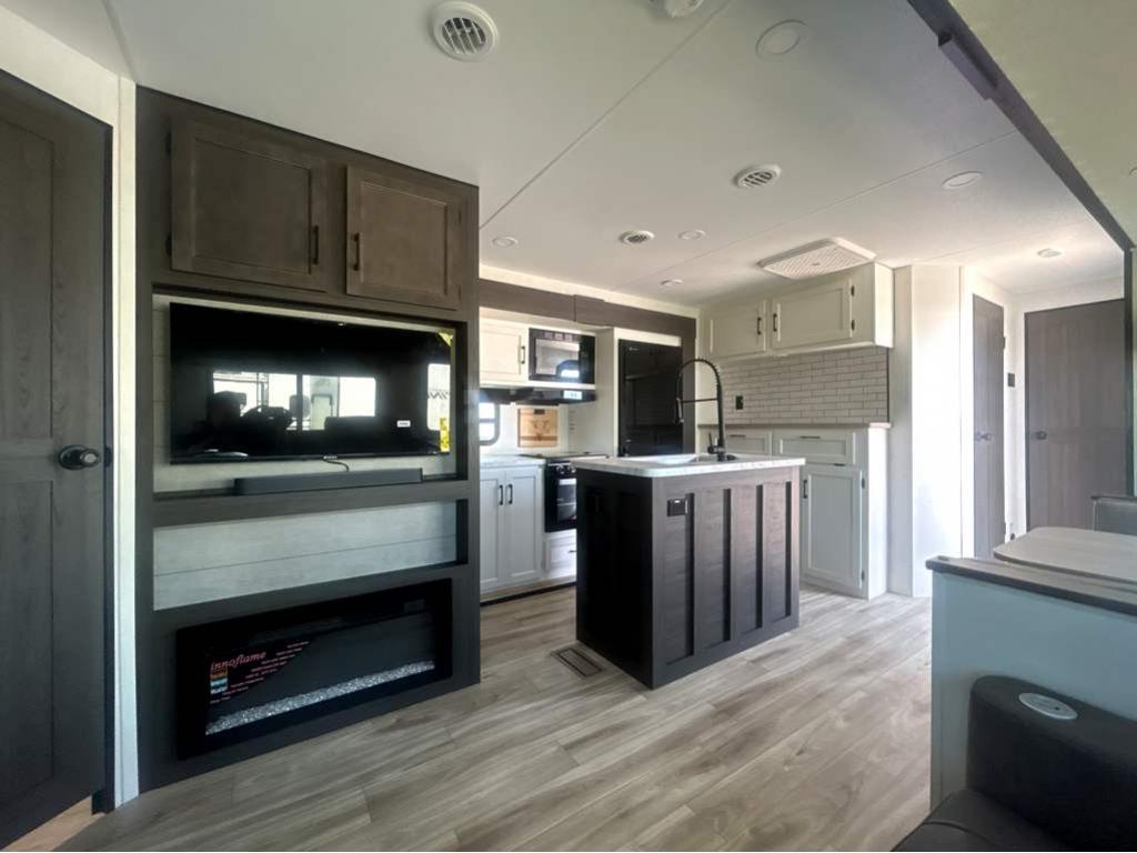 2026 VENTURE RV SPORTTREK 327VIK - Image 17
