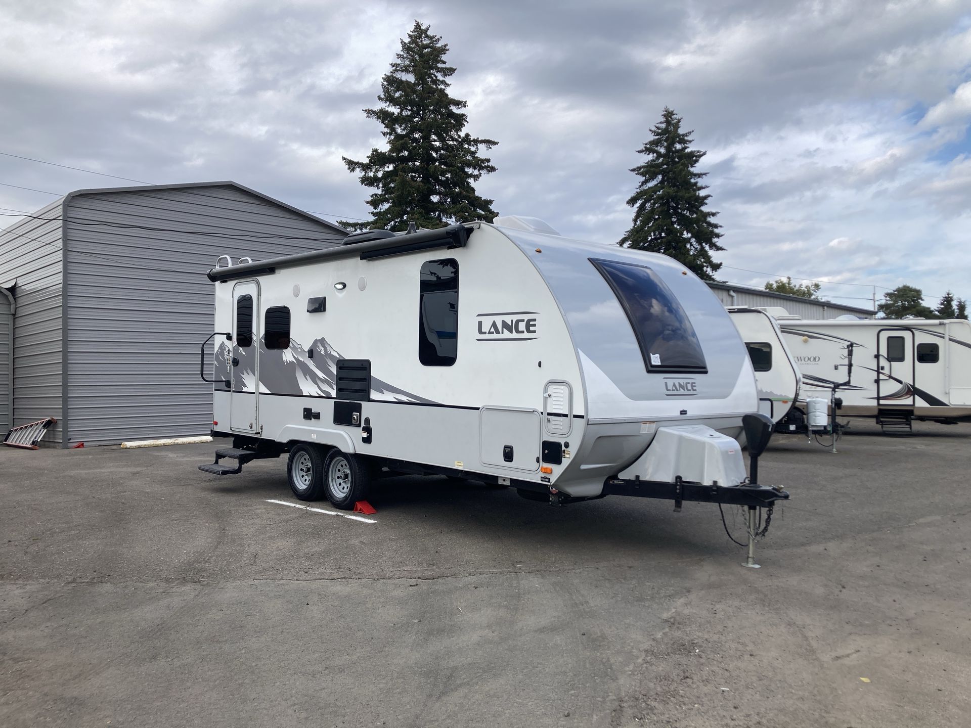 2021 Lance TT 1995 - Image 2